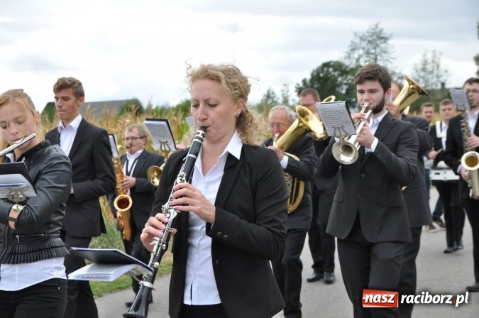 Zdjęcie w galerii na portalu naszraciborz.pl: Barwny korowód, występy i tańce – tak gminne dożynki zorganizowały Łańce wiadomości z regionu