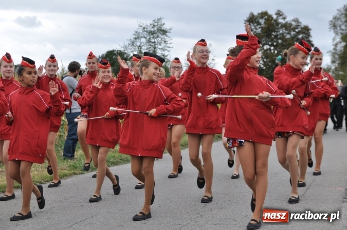 Zdjęcie w galerii na portalu naszraciborz.pl: Barwny korowód, występy i tańce – tak gminne dożynki zorganizowały Łańce wiadomości z regionu
