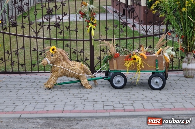 Zdjęcie w galerii na portalu naszraciborz.pl: Barwny korowód, występy i tańce – tak gminne dożynki zorganizowały Łańce wiadomości z regionu