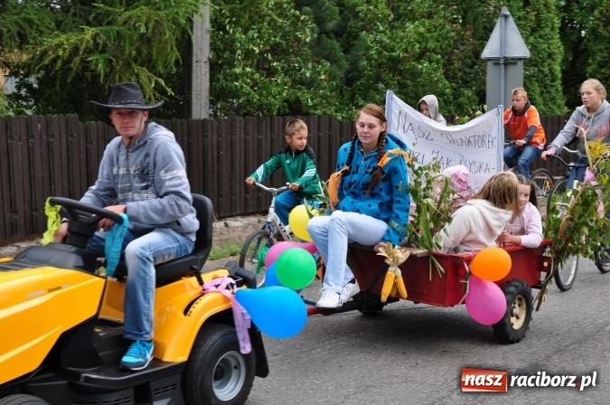 Zdjęcie w galerii na portalu naszraciborz.pl: Barwny korowód, występy i tańce – tak gminne dożynki zorganizowały Łańce wiadomości z regionu
