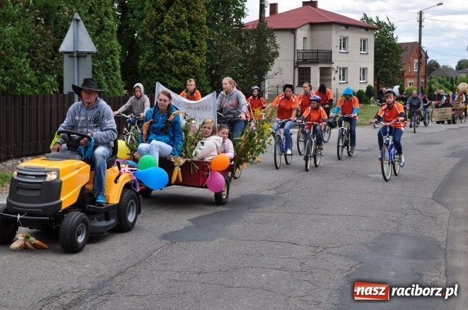 Zdjęcie w galerii na portalu naszraciborz.pl: Barwny korowód, występy i tańce – tak gminne dożynki zorganizowały Łańce wiadomości z regionu