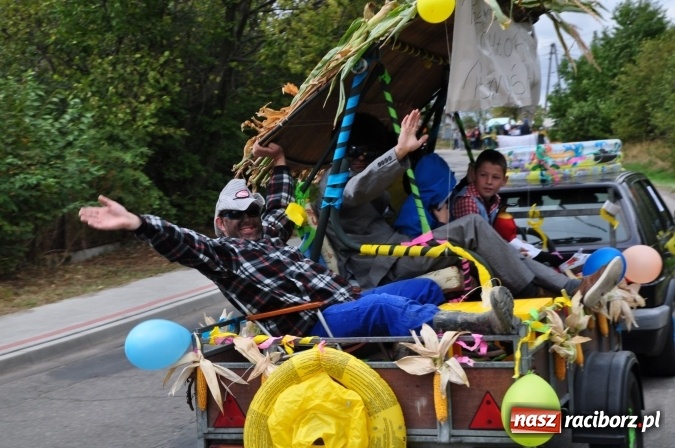Zdjęcie w galerii na portalu naszraciborz.pl: Barwny korowód, występy i tańce – tak gminne dożynki zorganizowały Łańce wiadomości z regionu