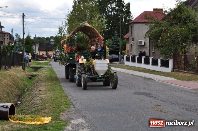 Zdjęcie w galerii na portalu naszraciborz.pl: Barwny korowód, występy i tańce – tak gminne dożynki zorganizowały Łańce wiadomości z regionu