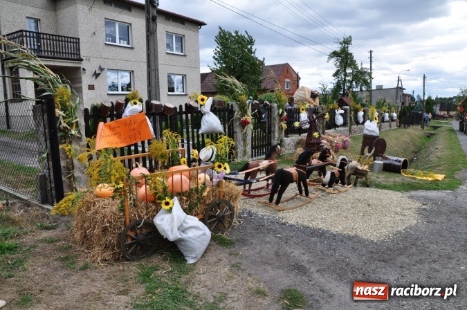 Zdjęcie w galerii na portalu naszraciborz.pl: Barwny korowód, występy i tańce – tak gminne dożynki zorganizowały Łańce wiadomości z regionu