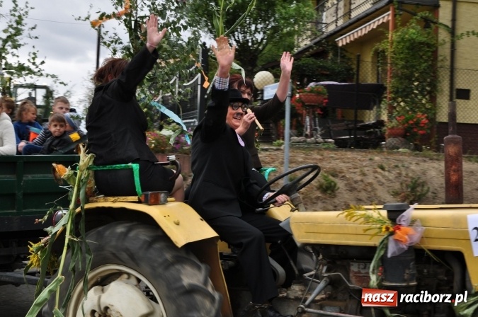 Zdjęcie w galerii na portalu naszraciborz.pl: Barwny korowód, występy i tańce – tak gminne dożynki zorganizowały Łańce wiadomości z regionu