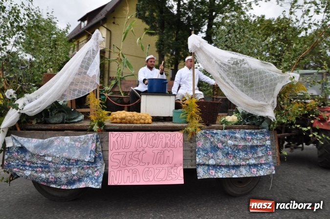 Zdjęcie w galerii na portalu naszraciborz.pl: Barwny korowód, występy i tańce – tak gminne dożynki zorganizowały Łańce wiadomości z regionu