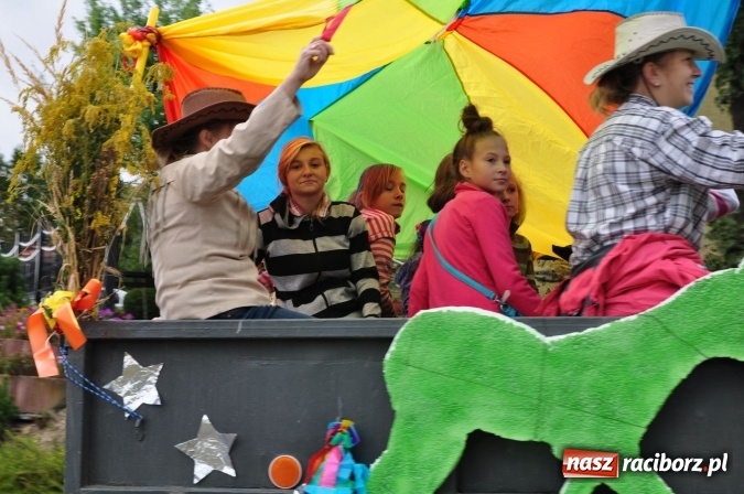 Zdjęcie w galerii na portalu naszraciborz.pl: Barwny korowód, występy i tańce – tak gminne dożynki zorganizowały Łańce wiadomości z regionu