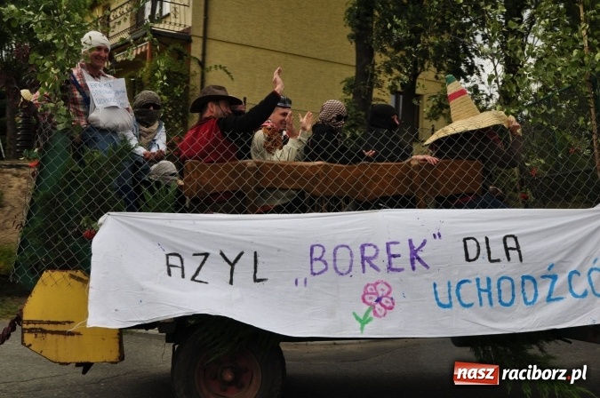 Zdjęcie w galerii na portalu naszraciborz.pl: Barwny korowód, występy i tańce – tak gminne dożynki zorganizowały Łańce wiadomości z regionu