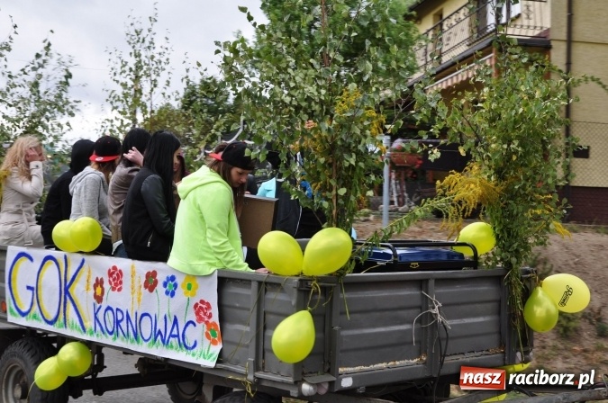 Zdjęcie w galerii na portalu naszraciborz.pl: Barwny korowód, występy i tańce – tak gminne dożynki zorganizowały Łańce wiadomości z regionu