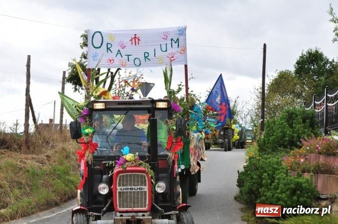 Zdjęcie w galerii na portalu naszraciborz.pl: Barwny korowód, występy i tańce – tak gminne dożynki zorganizowały Łańce wiadomości z regionu