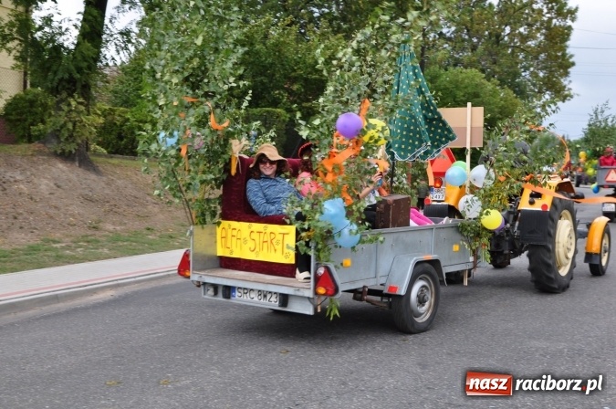Zdjęcie w galerii na portalu naszraciborz.pl: Barwny korowód, występy i tańce – tak gminne dożynki zorganizowały Łańce wiadomości z regionu