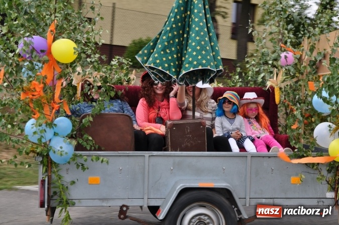 Zdjęcie w galerii na portalu naszraciborz.pl: Barwny korowód, występy i tańce – tak gminne dożynki zorganizowały Łańce wiadomości z regionu