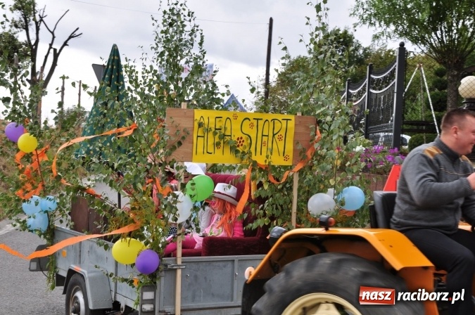 Zdjęcie w galerii na portalu naszraciborz.pl: Barwny korowód, występy i tańce – tak gminne dożynki zorganizowały Łańce wiadomości z regionu