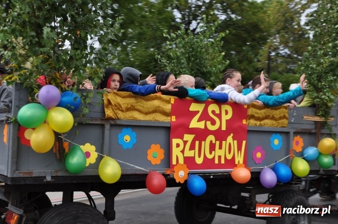 Zdjęcie w galerii na portalu naszraciborz.pl: Barwny korowód, występy i tańce – tak gminne dożynki zorganizowały Łańce wiadomości z regionu