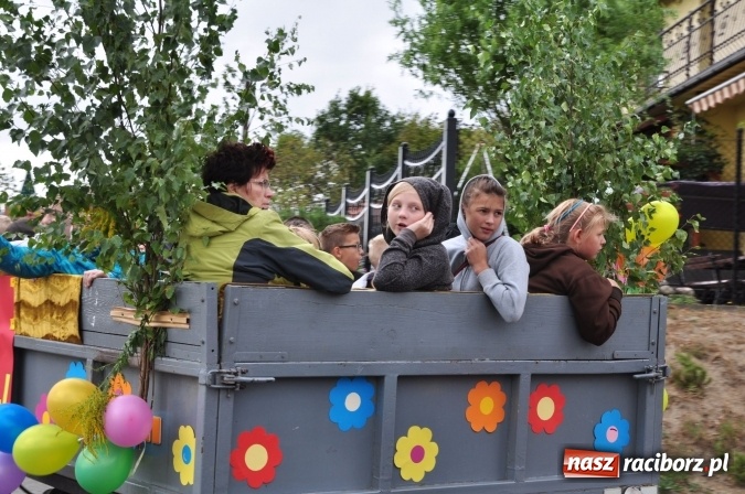 Zdjęcie w galerii na portalu naszraciborz.pl: Barwny korowód, występy i tańce – tak gminne dożynki zorganizowały Łańce wiadomości z regionu