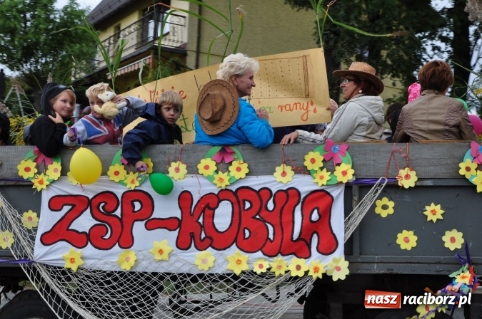 Zdjęcie w galerii na portalu naszraciborz.pl: Barwny korowód, występy i tańce – tak gminne dożynki zorganizowały Łańce wiadomości z regionu