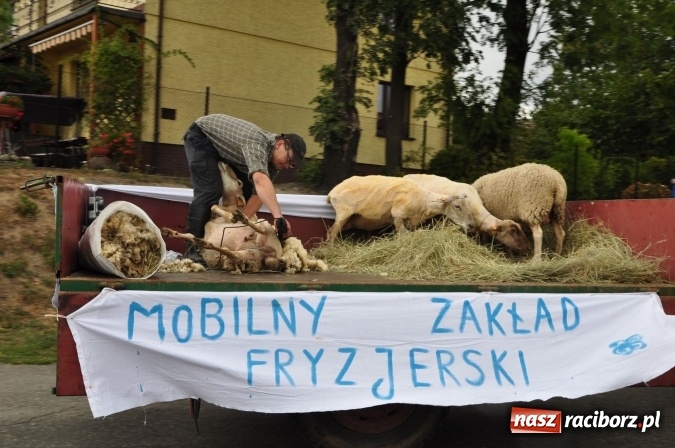 Zdjęcie w galerii na portalu naszraciborz.pl: Barwny korowód, występy i tańce – tak gminne dożynki zorganizowały Łańce wiadomości z regionu