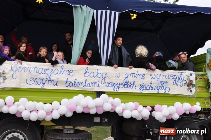 Zdjęcie w galerii na portalu naszraciborz.pl: Barwny korowód, występy i tańce – tak gminne dożynki zorganizowały Łańce wiadomości z regionu