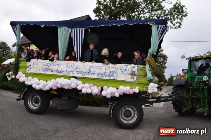 Zdjęcie w galerii na portalu naszraciborz.pl: Barwny korowód, występy i tańce – tak gminne dożynki zorganizowały Łańce wiadomości z regionu