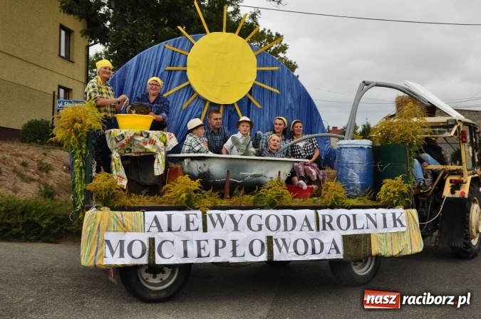 Zdjęcie w galerii na portalu naszraciborz.pl: Barwny korowód, występy i tańce – tak gminne dożynki zorganizowały Łańce wiadomości z regionu