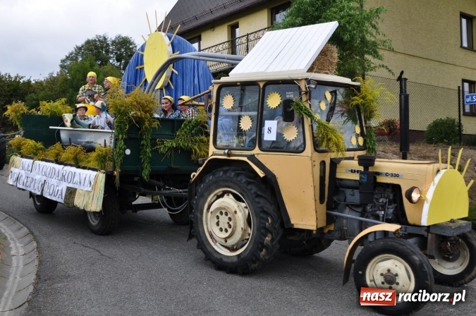 Zdjęcie w galerii na portalu naszraciborz.pl: Barwny korowód, występy i tańce – tak gminne dożynki zorganizowały Łańce wiadomości z regionu