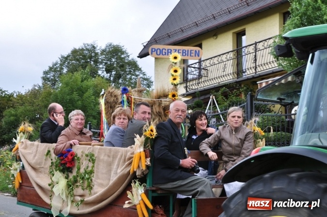 Zdjęcie w galerii na portalu naszraciborz.pl: Barwny korowód, występy i tańce – tak gminne dożynki zorganizowały Łańce wiadomości z regionu