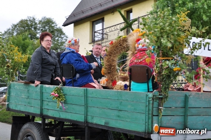 Zdjęcie w galerii na portalu naszraciborz.pl: Barwny korowód, występy i tańce – tak gminne dożynki zorganizowały Łańce wiadomości z regionu