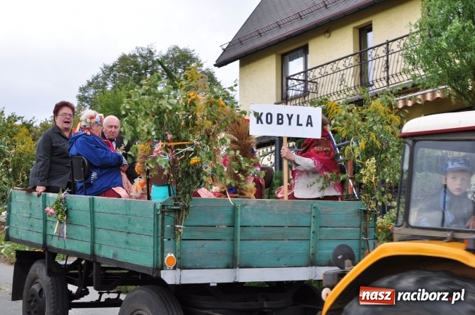 Zdjęcie w galerii na portalu naszraciborz.pl: Barwny korowód, występy i tańce – tak gminne dożynki zorganizowały Łańce wiadomości z regionu