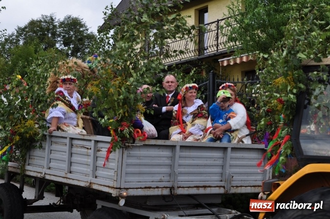 Zdjęcie w galerii na portalu naszraciborz.pl: Barwny korowód, występy i tańce – tak gminne dożynki zorganizowały Łańce wiadomości z regionu