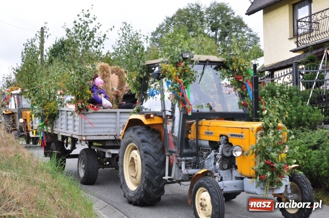Zdjęcie w galerii na portalu naszraciborz.pl: Barwny korowód, występy i tańce – tak gminne dożynki zorganizowały Łańce wiadomości z regionu