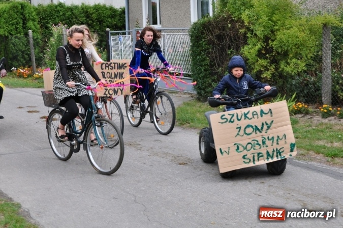 Zdjęcie w galerii na portalu naszraciborz.pl: Barwny korowód, występy i tańce – tak gminne dożynki zorganizowały Łańce wiadomości z regionu