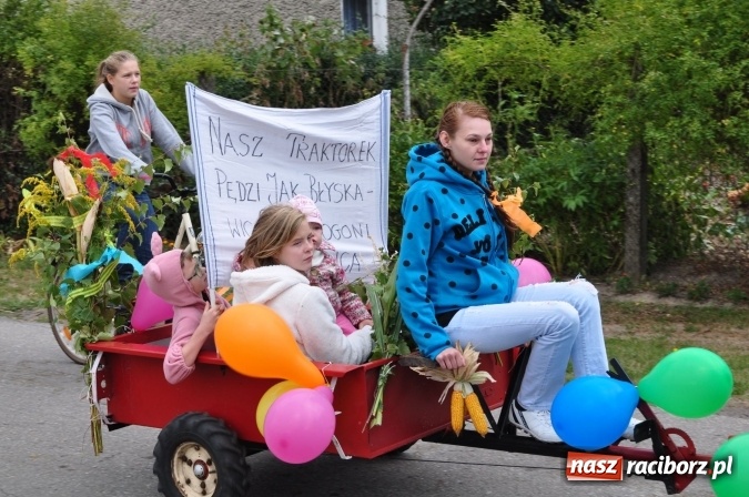 Zdjęcie w galerii na portalu naszraciborz.pl: Barwny korowód, występy i tańce – tak gminne dożynki zorganizowały Łańce wiadomości z regionu
