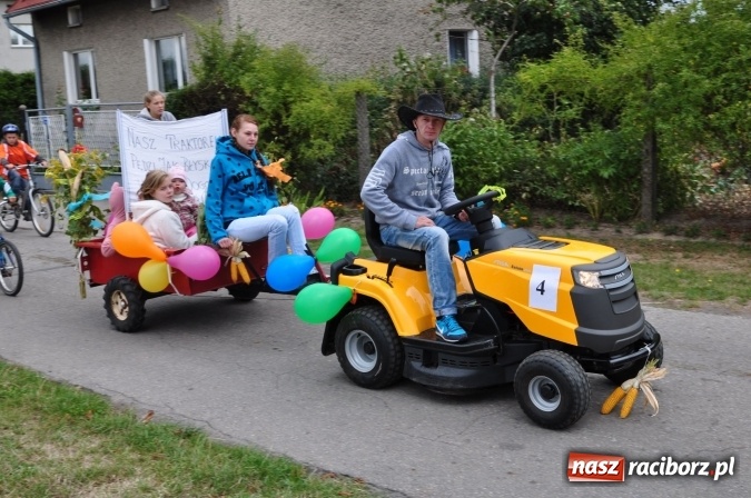 Zdjęcie w galerii na portalu naszraciborz.pl: Barwny korowód, występy i tańce – tak gminne dożynki zorganizowały Łańce wiadomości z regionu