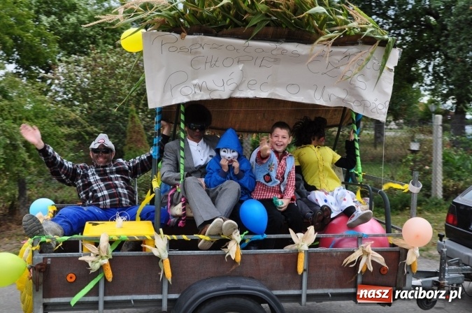 Zdjęcie w galerii na portalu naszraciborz.pl: Barwny korowód, występy i tańce – tak gminne dożynki zorganizowały Łańce wiadomości z regionu