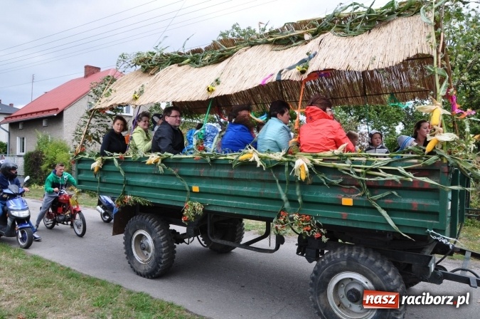 Zdjęcie w galerii na portalu naszraciborz.pl: Barwny korowód, występy i tańce – tak gminne dożynki zorganizowały Łańce wiadomości z regionu