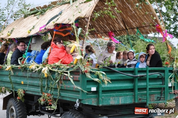 Zdjęcie w galerii na portalu naszraciborz.pl: Barwny korowód, występy i tańce – tak gminne dożynki zorganizowały Łańce wiadomości z regionu