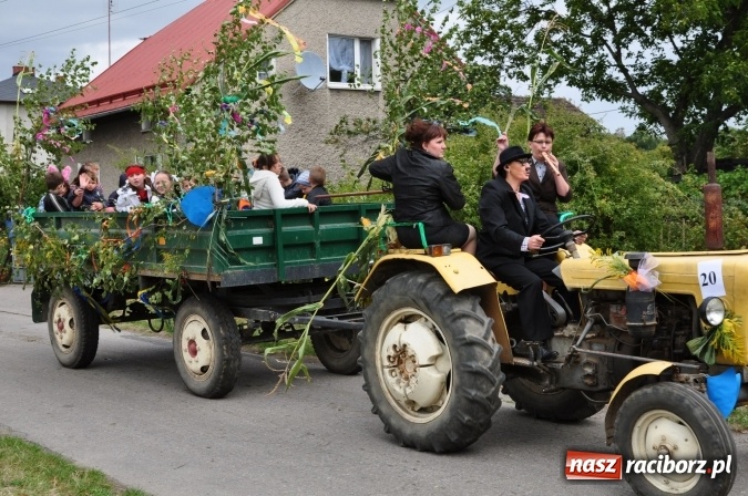 Zdjęcie w galerii na portalu naszraciborz.pl: Barwny korowód, występy i tańce – tak gminne dożynki zorganizowały Łańce wiadomości z regionu