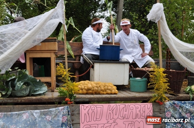 Zdjęcie w galerii na portalu naszraciborz.pl: Barwny korowód, występy i tańce – tak gminne dożynki zorganizowały Łańce wiadomości z regionu