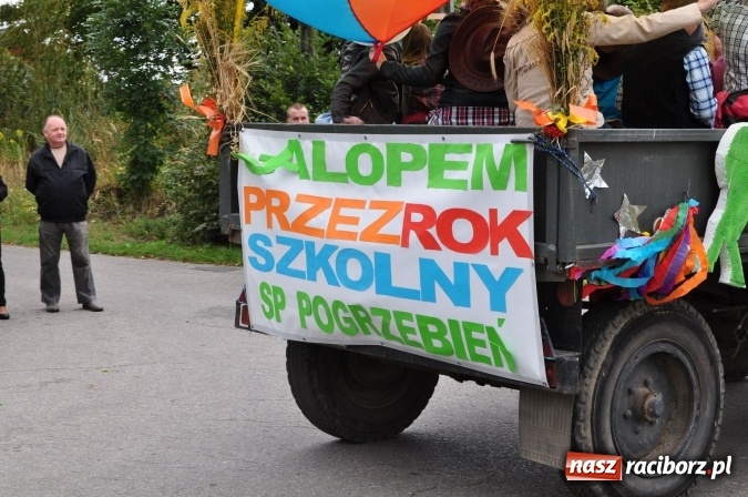 Zdjęcie w galerii na portalu naszraciborz.pl: Barwny korowód, występy i tańce – tak gminne dożynki zorganizowały Łańce wiadomości z regionu