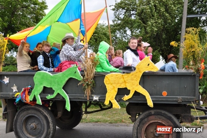 Zdjęcie w galerii na portalu naszraciborz.pl: Barwny korowód, występy i tańce – tak gminne dożynki zorganizowały Łańce wiadomości z regionu