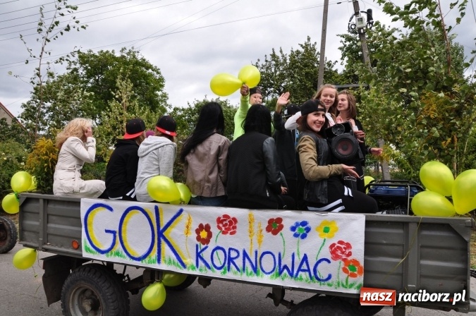 Zdjęcie w galerii na portalu naszraciborz.pl: Barwny korowód, występy i tańce – tak gminne dożynki zorganizowały Łańce wiadomości z regionu