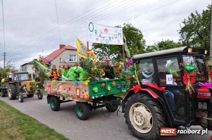 Zdjęcie w galerii na portalu naszraciborz.pl: Barwny korowód, występy i tańce – tak gminne dożynki zorganizowały Łańce wiadomości z regionu