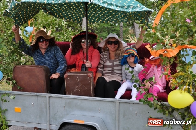 Zdjęcie w galerii na portalu naszraciborz.pl: Barwny korowód, występy i tańce – tak gminne dożynki zorganizowały Łańce wiadomości z regionu