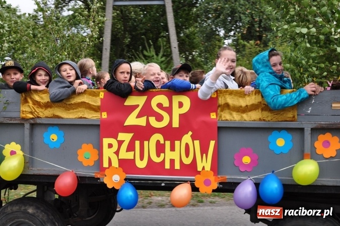 Zdjęcie w galerii na portalu naszraciborz.pl: Barwny korowód, występy i tańce – tak gminne dożynki zorganizowały Łańce wiadomości z regionu