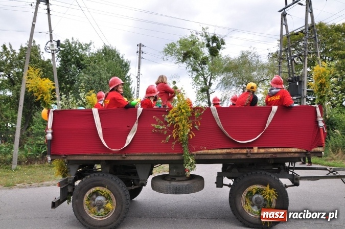 Zdjęcie w galerii na portalu naszraciborz.pl: Barwny korowód, występy i tańce – tak gminne dożynki zorganizowały Łańce wiadomości z regionu