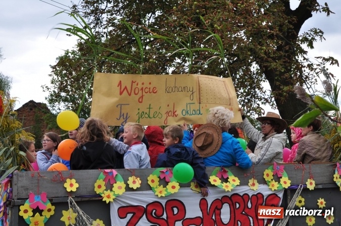 Zdjęcie w galerii na portalu naszraciborz.pl: Barwny korowód, występy i tańce – tak gminne dożynki zorganizowały Łańce wiadomości z regionu