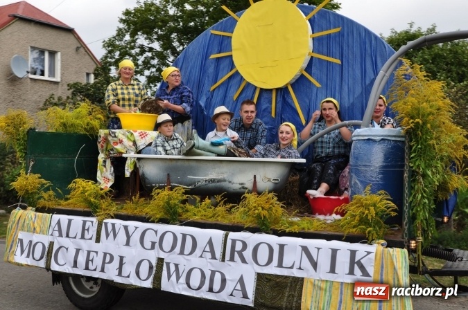 Zdjęcie w galerii na portalu naszraciborz.pl: Barwny korowód, występy i tańce – tak gminne dożynki zorganizowały Łańce wiadomości z regionu