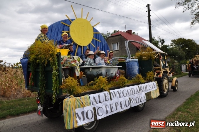 Zdjęcie w galerii na portalu naszraciborz.pl: Barwny korowód, występy i tańce – tak gminne dożynki zorganizowały Łańce wiadomości z regionu