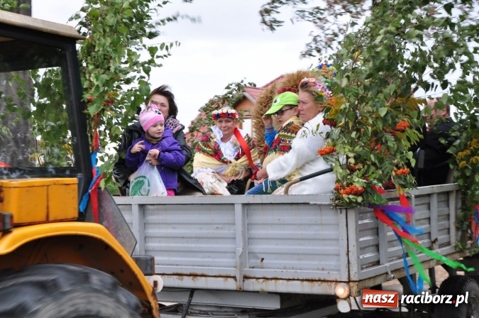 Zdjęcie w galerii na portalu naszraciborz.pl: Barwny korowód, występy i tańce – tak gminne dożynki zorganizowały Łańce wiadomości z regionu