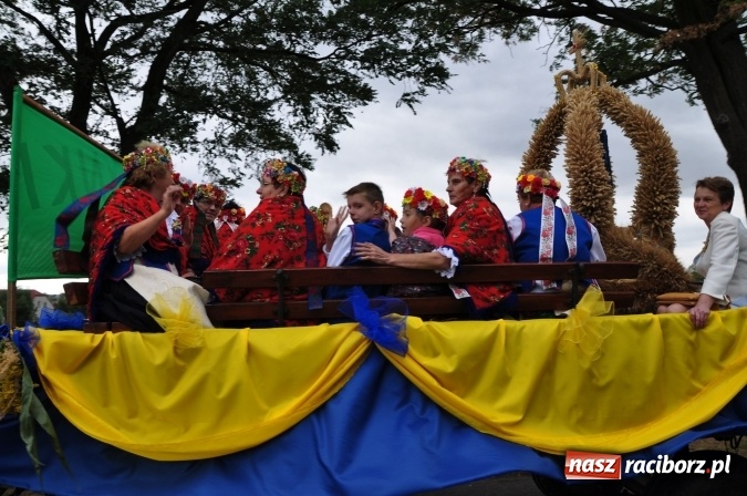 Zdjęcie w galerii na portalu naszraciborz.pl: Barwny korowód, występy i tańce – tak gminne dożynki zorganizowały Łańce wiadomości z regionu